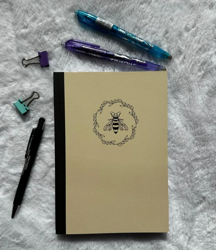 Autorský nedatovaný půlroční diář s motivem včelky